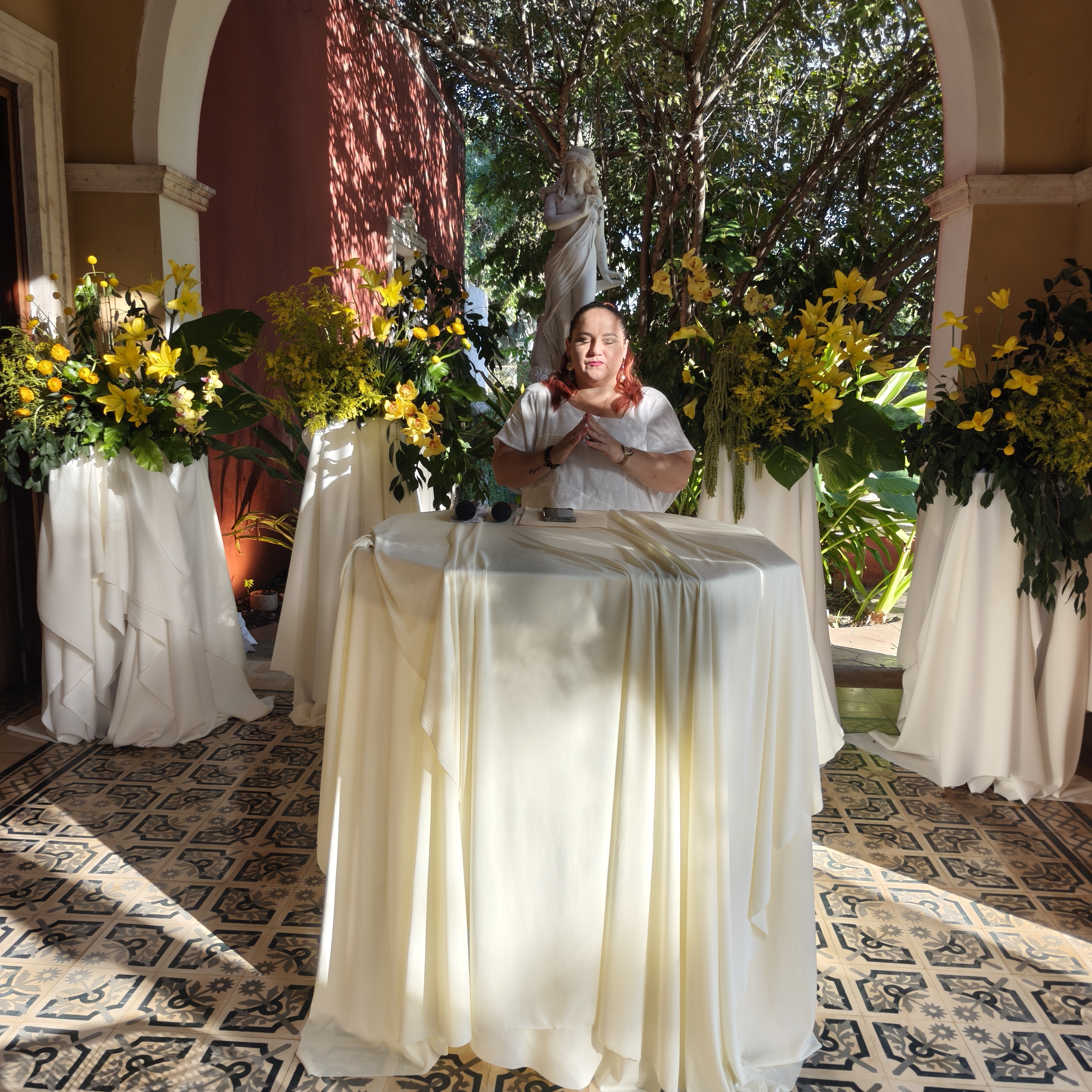 Altar de flores amarillas